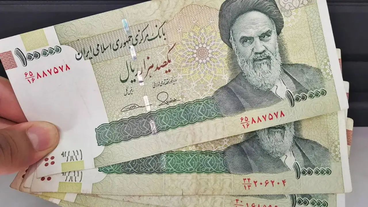 انهيار تاريخي.. الريال الإيراني يسجل 1.5 مليون مقابل الدولار في سوق الصرف